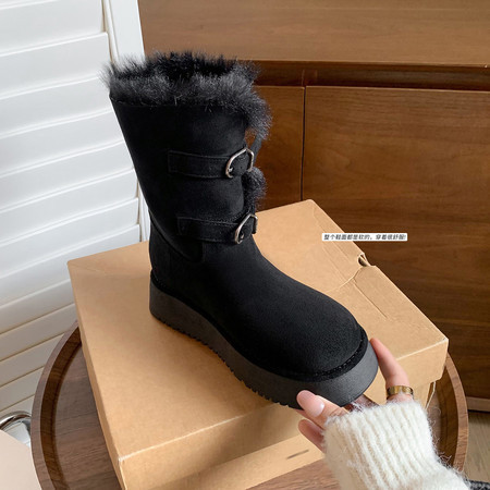 吼吼看!给你暖冬，轻巧不臃肿 百搭，可翻折搭扣设计雪地靴，毛毛靴， 上班通勤约会节日，必入雪地靴