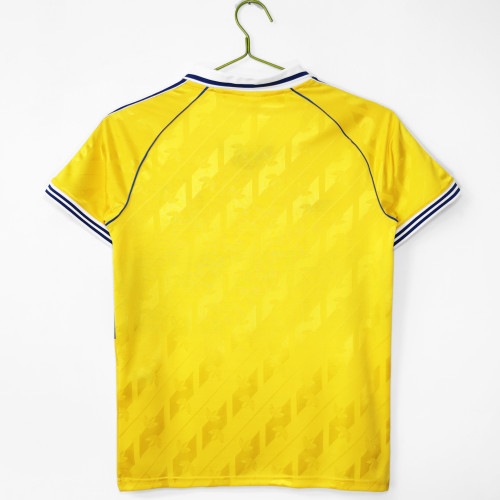 The commemorative version of the American team's home court is in a retro style, featuring yellow color.