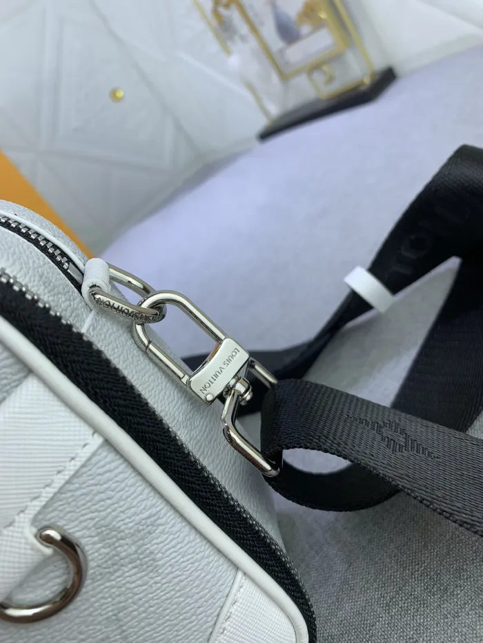 Louis Vuitton M31069 Alpha Shoulder Bags Size 11*18*6cm