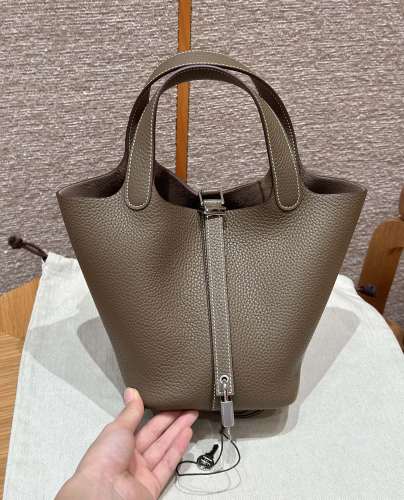 Hermes Picotin lock
Colour