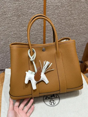 Hermes Vache country From France
Hardware