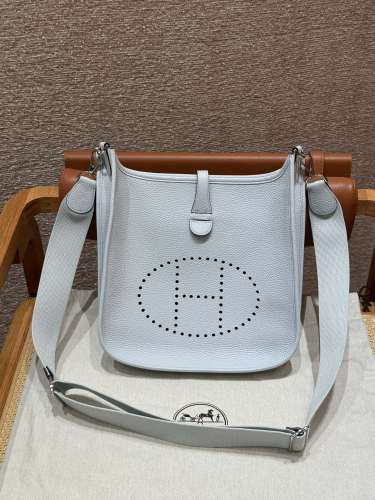 Hermes clemence
Hardware