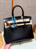 Hermes box From France
Hardware
