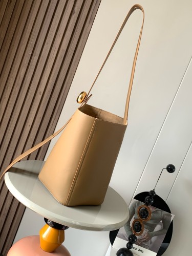 Medium Pebble Bucket Bag (28cm x 24cm x 23cm)