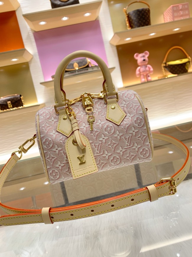 M2A039 Speedy Bandoulière 20 Handbag  This Speedy Bandoulière 20 handbag interprets the Monogram Emblème logo in elegant colors. Jacquard canvas constructs an embroidered, delicate texture, while a leather address tag and a lustrous padlock highlight classic details. Its compact design can hold essentials, and the cotton lining is adorned with the exclusive Louis Vuitton label.  20.5 x 13.5 x 12 cm  (Length x Height x Width)