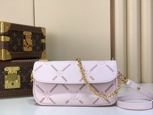 M29502 Wallet on Chain IVY Handbag 23.5 x 12 x 4.3 cm (Length x Height x Width)