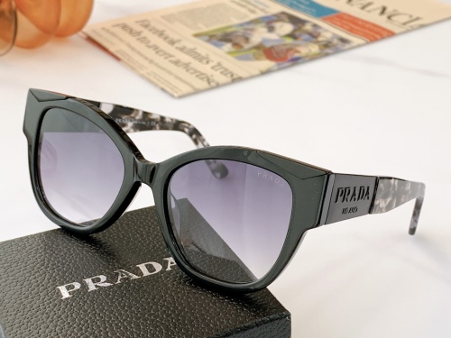 Brenndasneakers P*rada Glasses Top