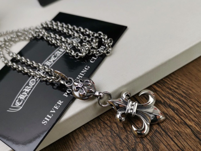 Brenndasneakers Necklace C*hrome H*earts