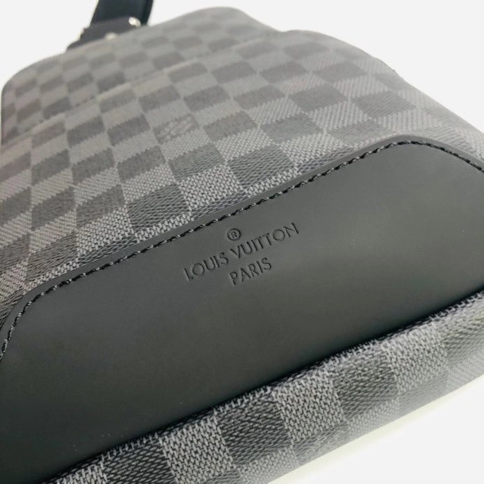Brenndasneakers L*ouis V*uitton Top Bag