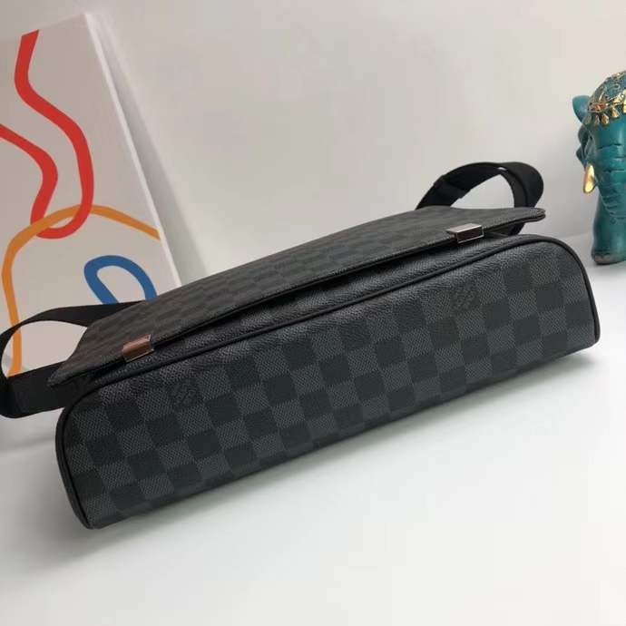 Brenndasneakers L*ouis V*uitton Top Bag