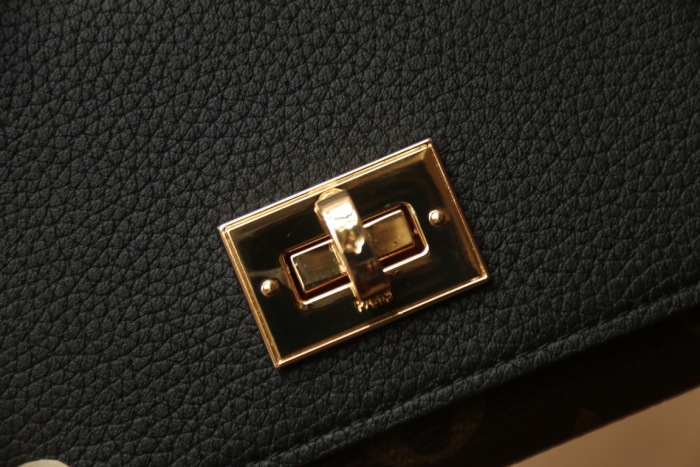 *ouis V*uitton Top Bag (Breendasneakers)