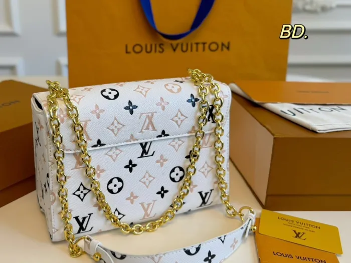 LV Louis Vuitton embossed transitional color Twist handbag 💕