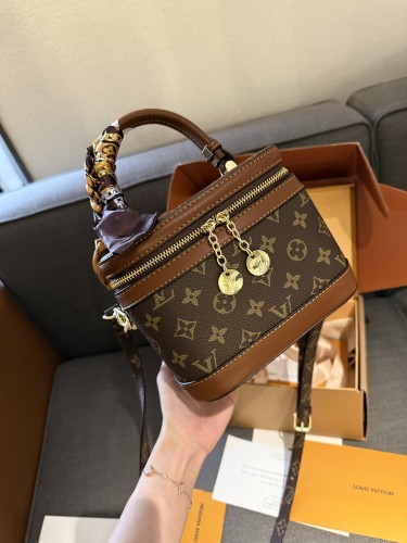LV new cosmetic bag, large capacity, comes with a free silk scarf