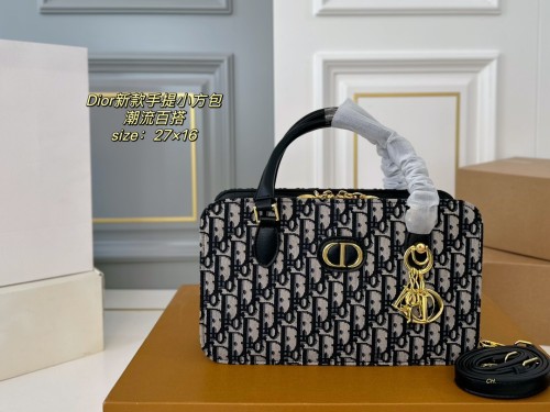 DIOR's new handheld small square bag ❤️
