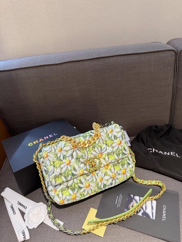 Recently, many celebrities have been carrying Chanel 19 bags. This bag was jointly created by Karl Lagerfeld and Virginie Viard, the current creative director of Chanel!
