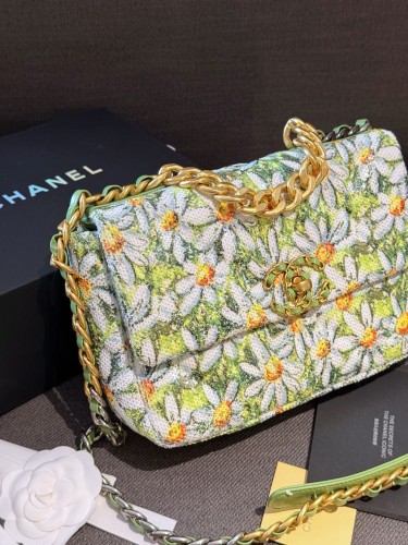 Recently, many celebrities have been carrying Chanel 19 bags. This bag was jointly created by Karl Lagerfeld and Virginie Viard, the current creative director of Chanel!