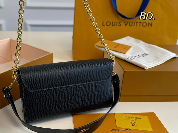 LV Louis Vuitton Twist Chain Underarm Bag 💕