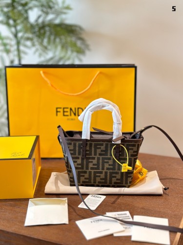 Fendi's mini price is very suitable, it smells really good A small one that is lightweight yet feels great