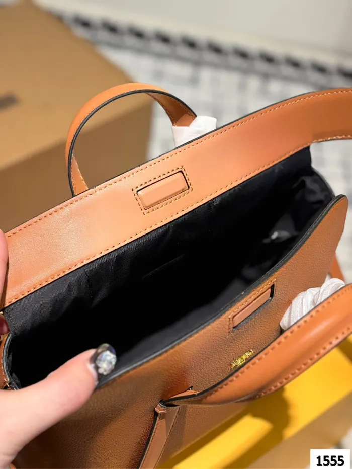 Fendi Boston This bag is really easy to match, and it has a large capacity!