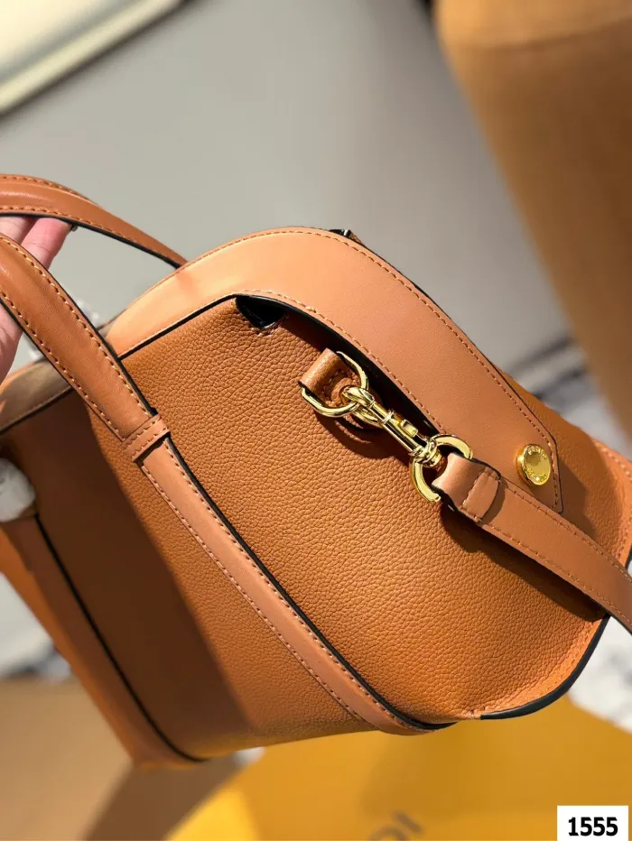 Fendi Boston This bag is really easy to match, and it has a large capacity!