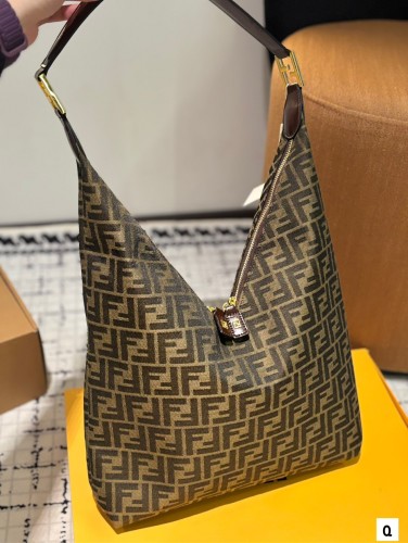 Fendi underarm bag full of retro style