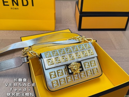 VERSACE&fendi Gold chain, a beautiful Fendi co-branded model Underarm bag, baguette bag