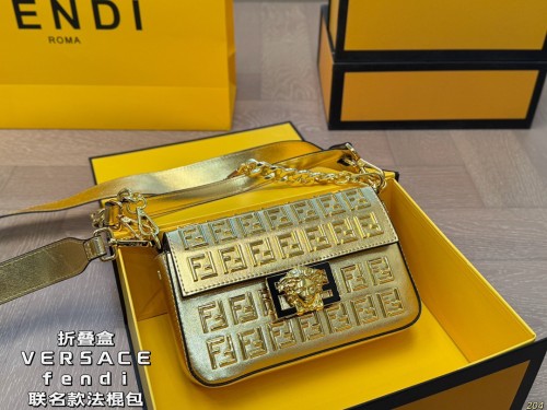 VERSACE&fendi Gold chain, a beautiful Fendi co-branded model Underarm bag, baguette bag