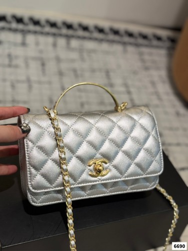 Chanel metal handle WOC fortune bag can be worn on one shoulder or crossbody