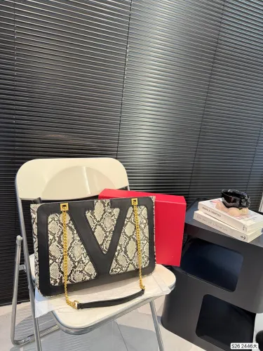Valentino vivo Superstar bag, eye-catching V Logo with full recognition, square and orderly silhouette, color matching with sliding chain