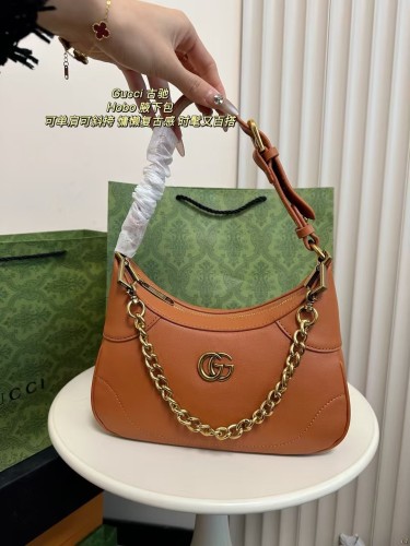 Gucci Hobo Underarm Bag can be worn on one shoulder or under the armpit,