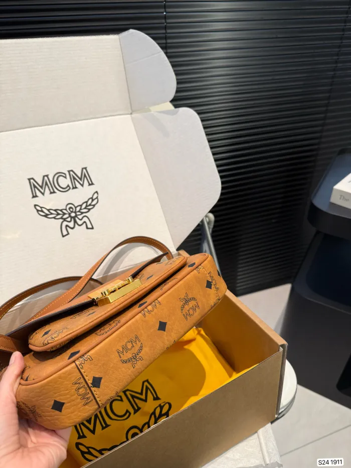 MCM New Postman Recommend a newly arrived mailman bag