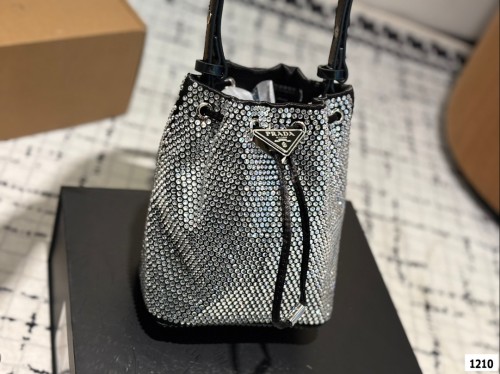 Prada's new sparkling diamond full diamond bag, wow