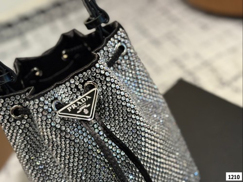 Prada's new sparkling diamond full diamond bag, wow