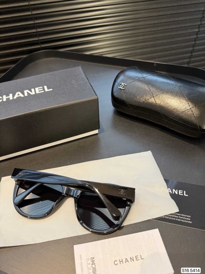 CHANEL Sunglasses	The god of square and round faces, showing a small face!