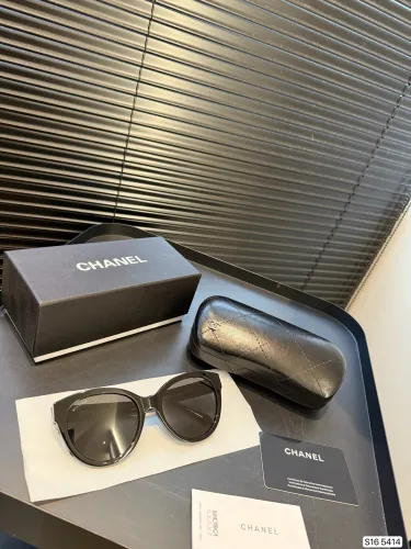CHANEL Sunglasses	The god of square and round faces, showing a small face!
