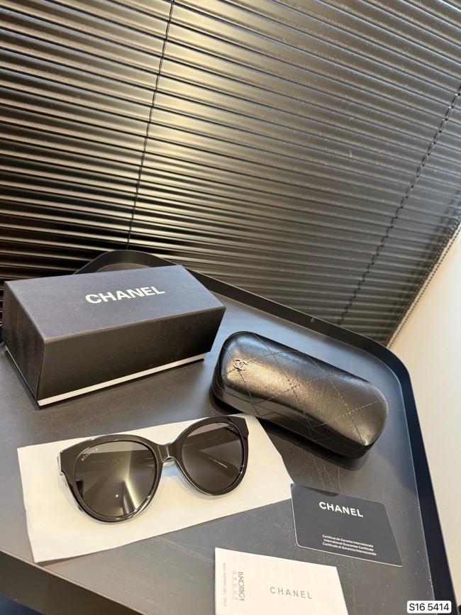 CHANEL Sunglasses	The god of square and round faces, showing a small face!