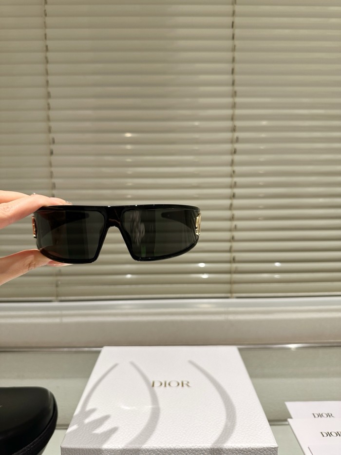 Dior's hair band sunglasses worn by fashionable bloggers