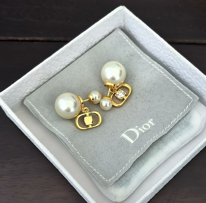 Dior's latest white diamond cd letter size pearl earrings