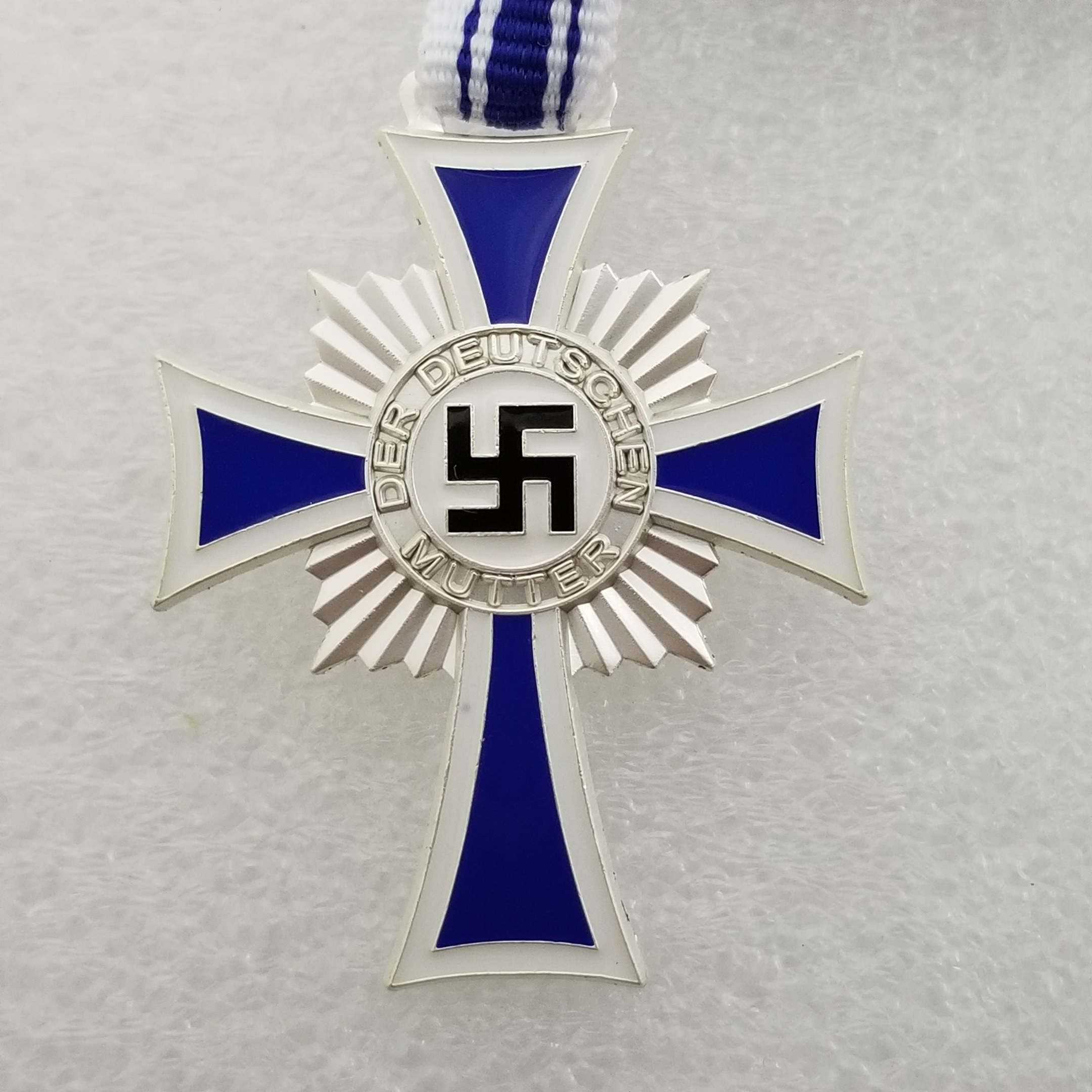 Немецкий крест купить. Крест Германии и крест вермахта. 3 Рейх ордена матерей. Немецкий крест 3 рейха. Орден матери Рейх.
