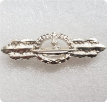 Type #137_WWII Unc Silver badge