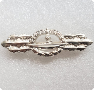 Type #137_WWII Unc Silver badge