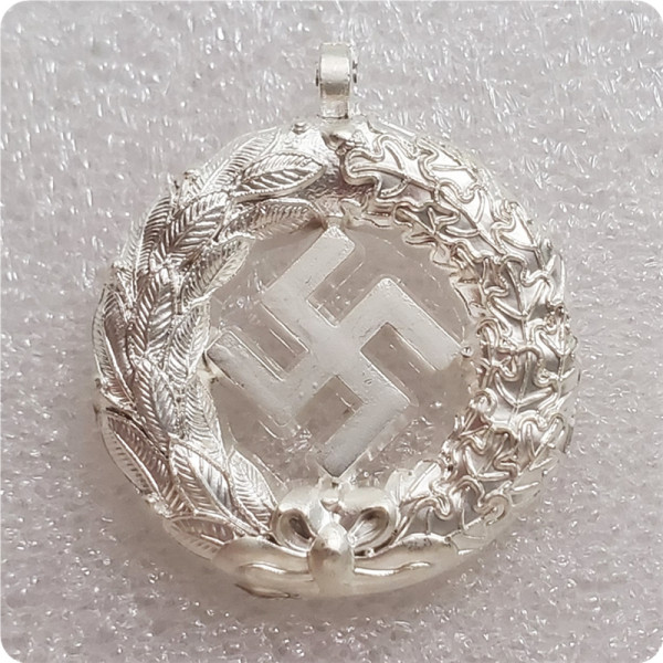 Type #142_WWII Unc Silver badge