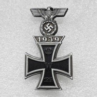 Type #182_WWII badge