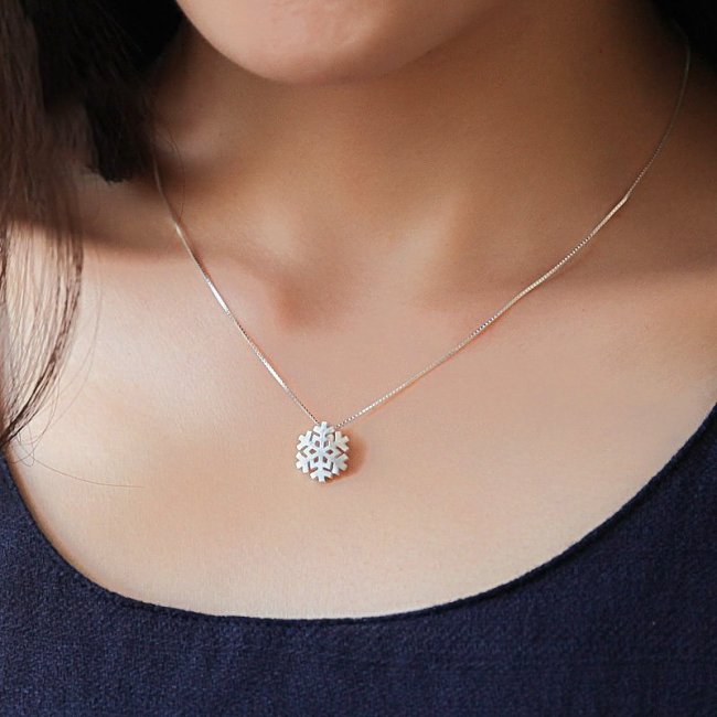 Snowflake Pendant Necklace