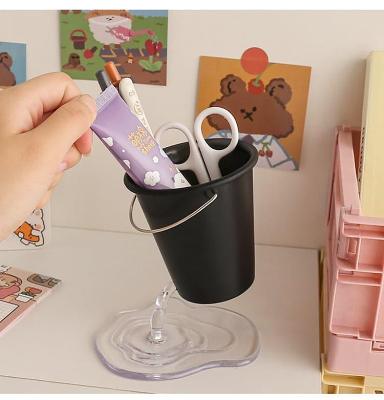 Leaky-Barrel Pen Holder