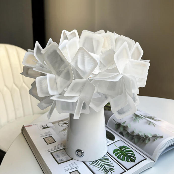 Romantic Petal Table Lamp