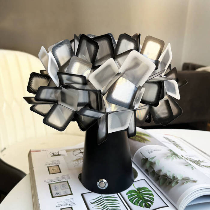 Romantic Petal Table Lamp