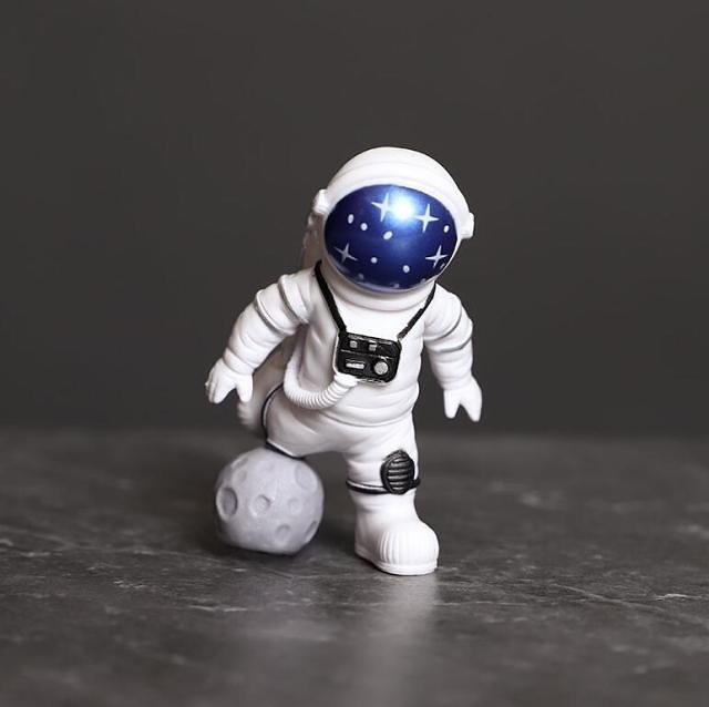 Spaceman Figurines by Veasoon