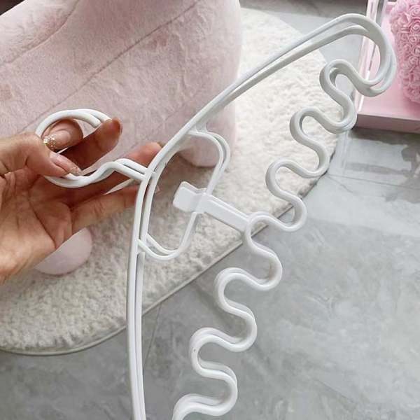 Wave Pattern Stackable Hanger