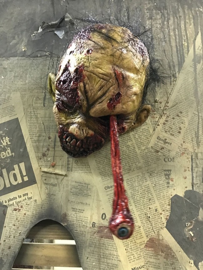 Last Day 49% OFF -Horror Head Swing Clock Wall Decor